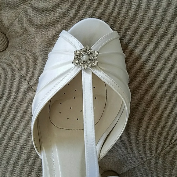 Ivory peep toe with jewel - Picture 6 of 6